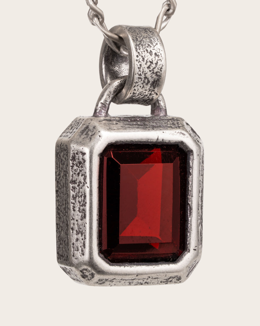 BLOOD RED GEMSTONE PENDANT IN SILVER