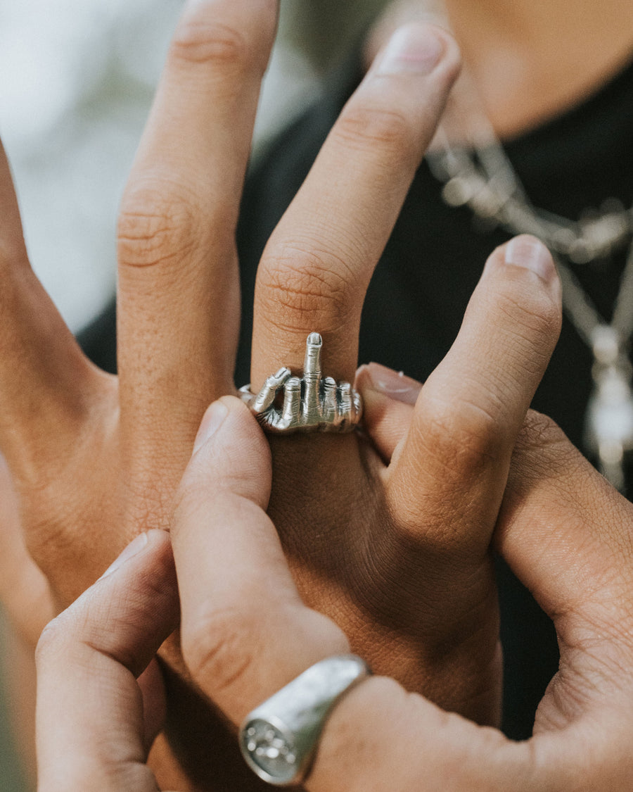 MIDDLE FINGER RING IN SILVER