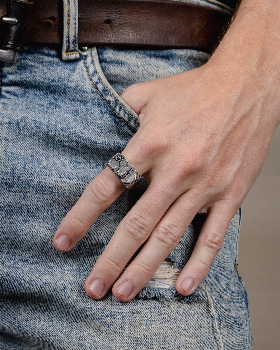 CRACKED RING IN SILVER