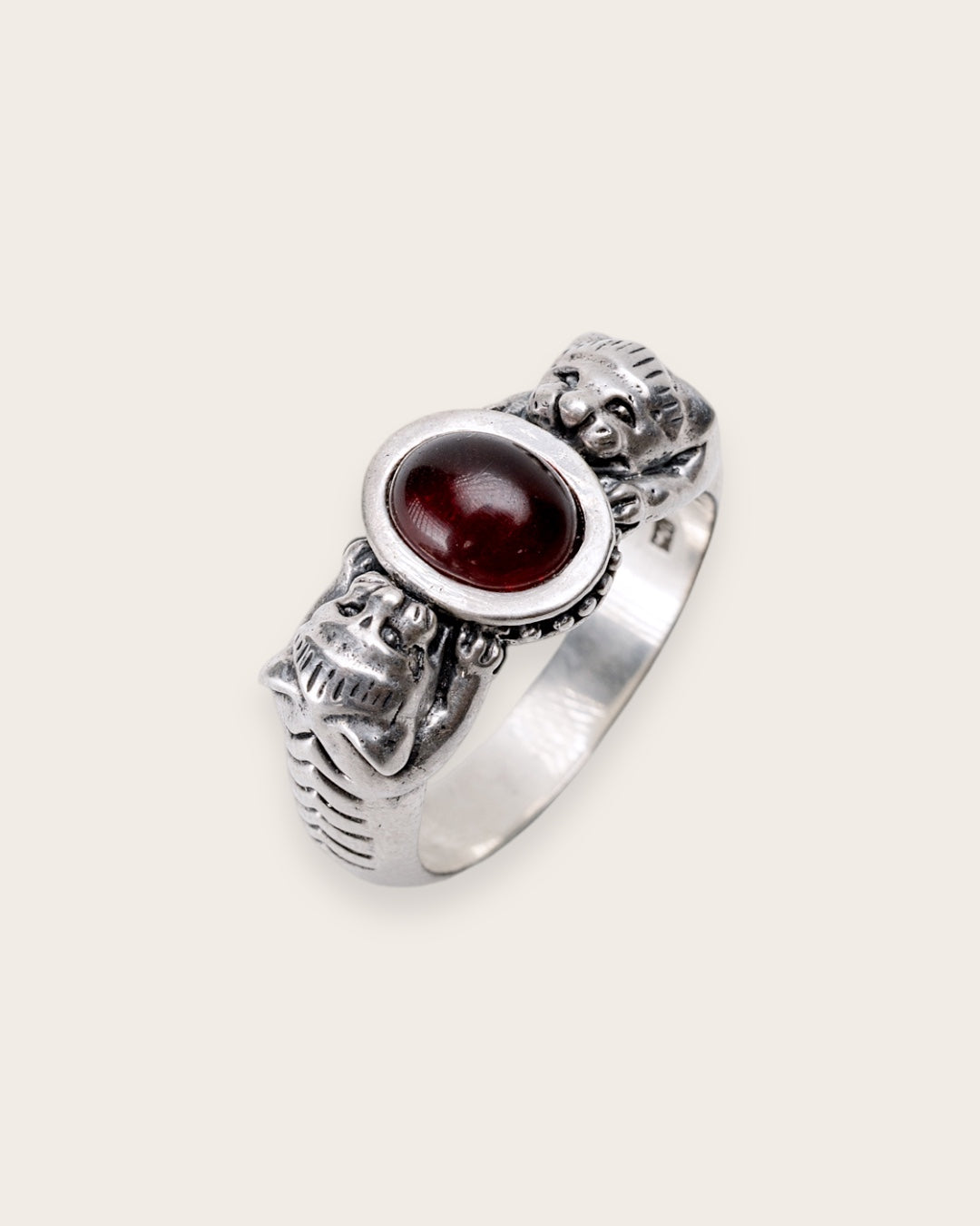 LION STONE RING IN SILVER