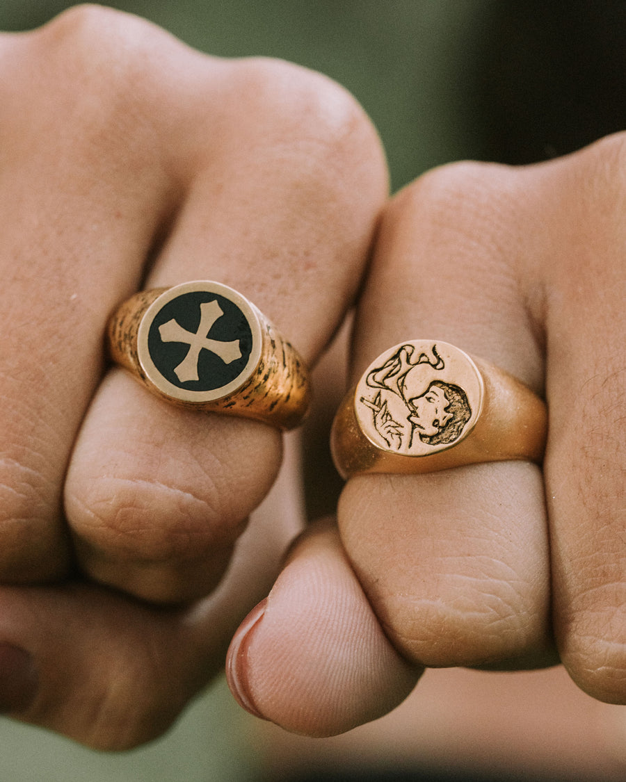 SMOKING GIRL RING IN GOLD