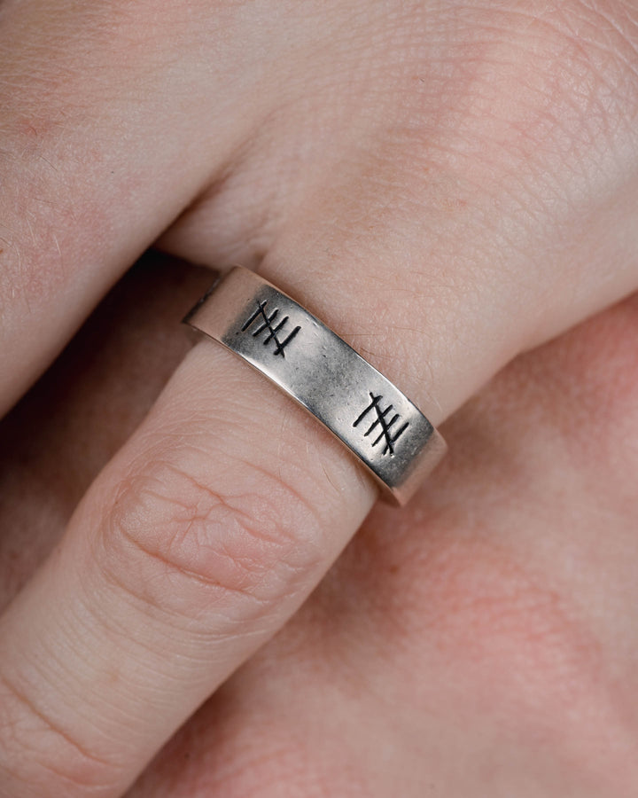 5 LIVES BAND RING IN SILVER