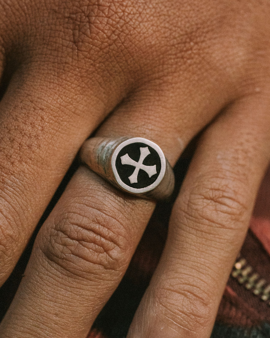 MIDNIGHT OYNX CROSS RING IN SILVER