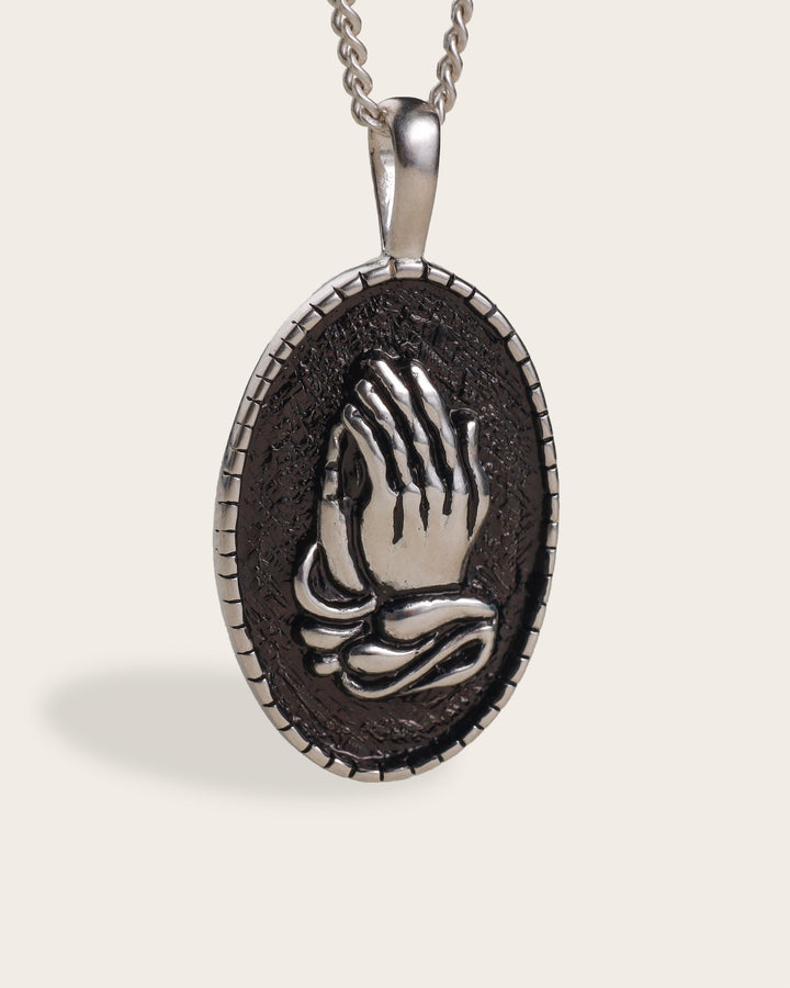 PRAY NECKLACE IN SILVER