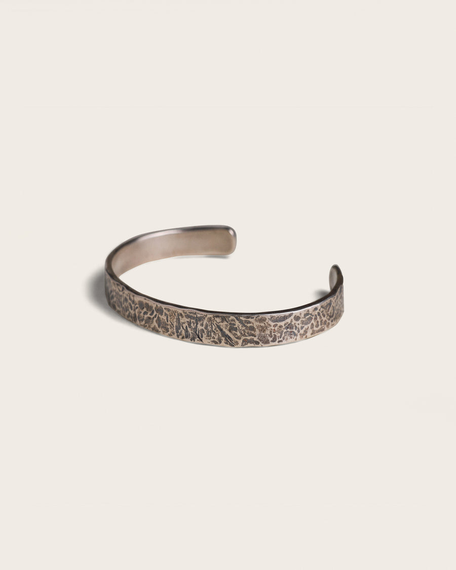 HAMMERED OXIDED CUFF IN SILVER