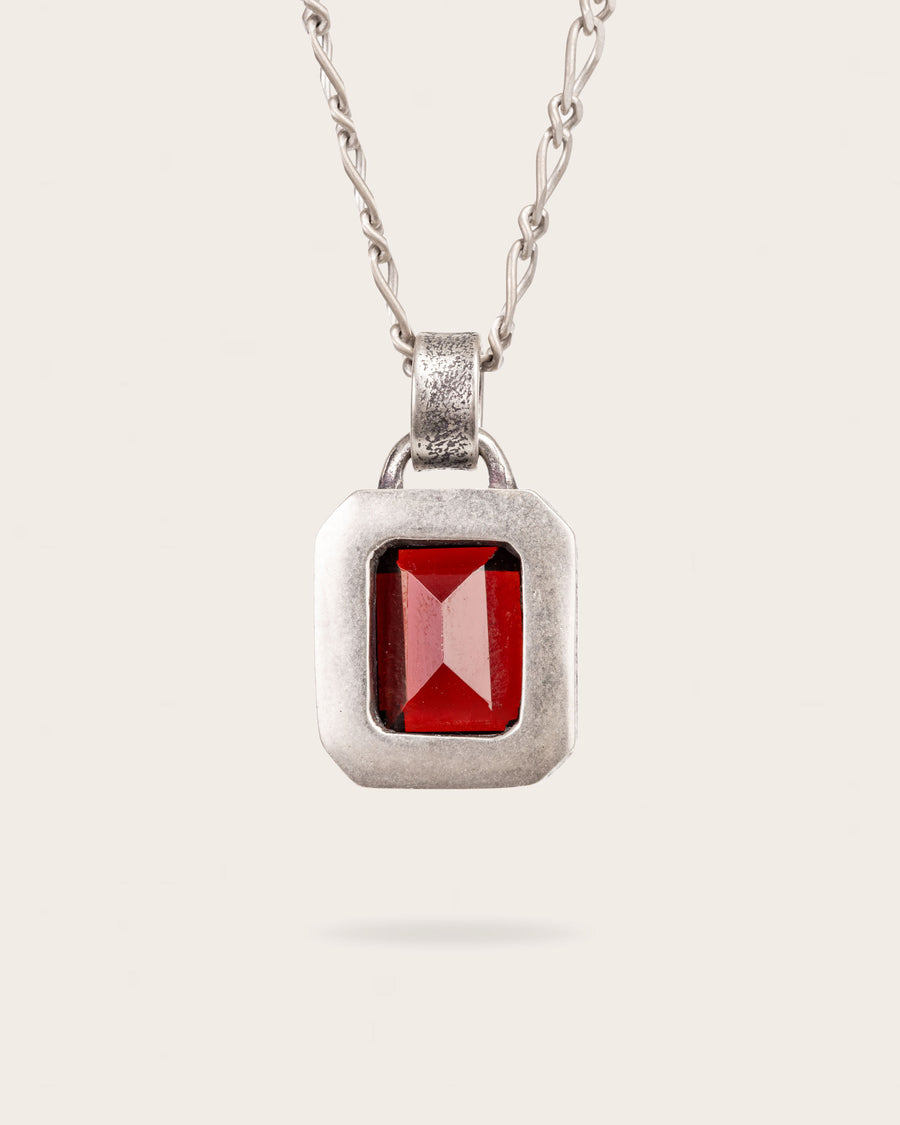 BLOOD RED GEMSTONE PENDANT IN SILVER