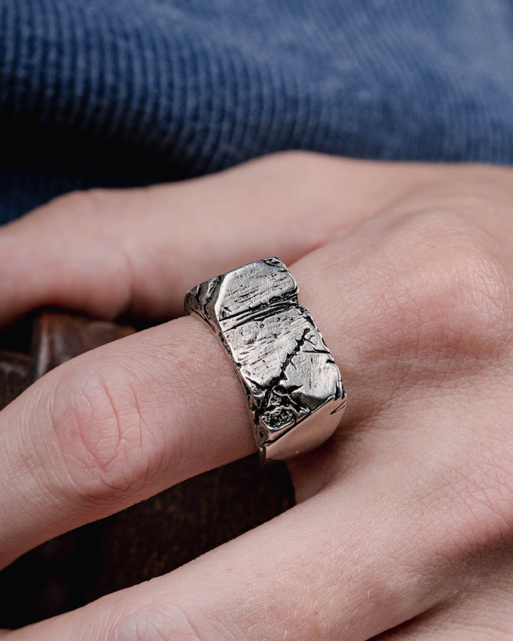 CRACKED RING IN SILVER