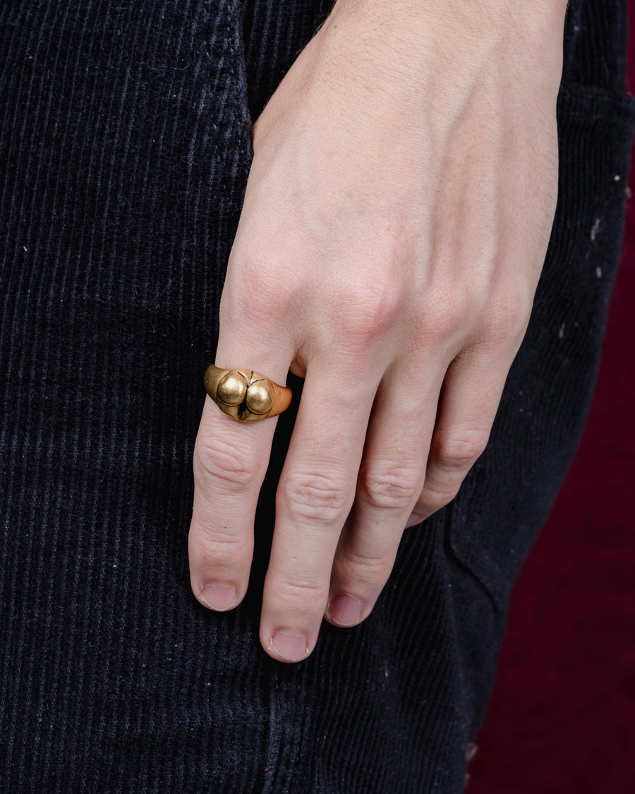 BUM SIGNET RING IN GOLD