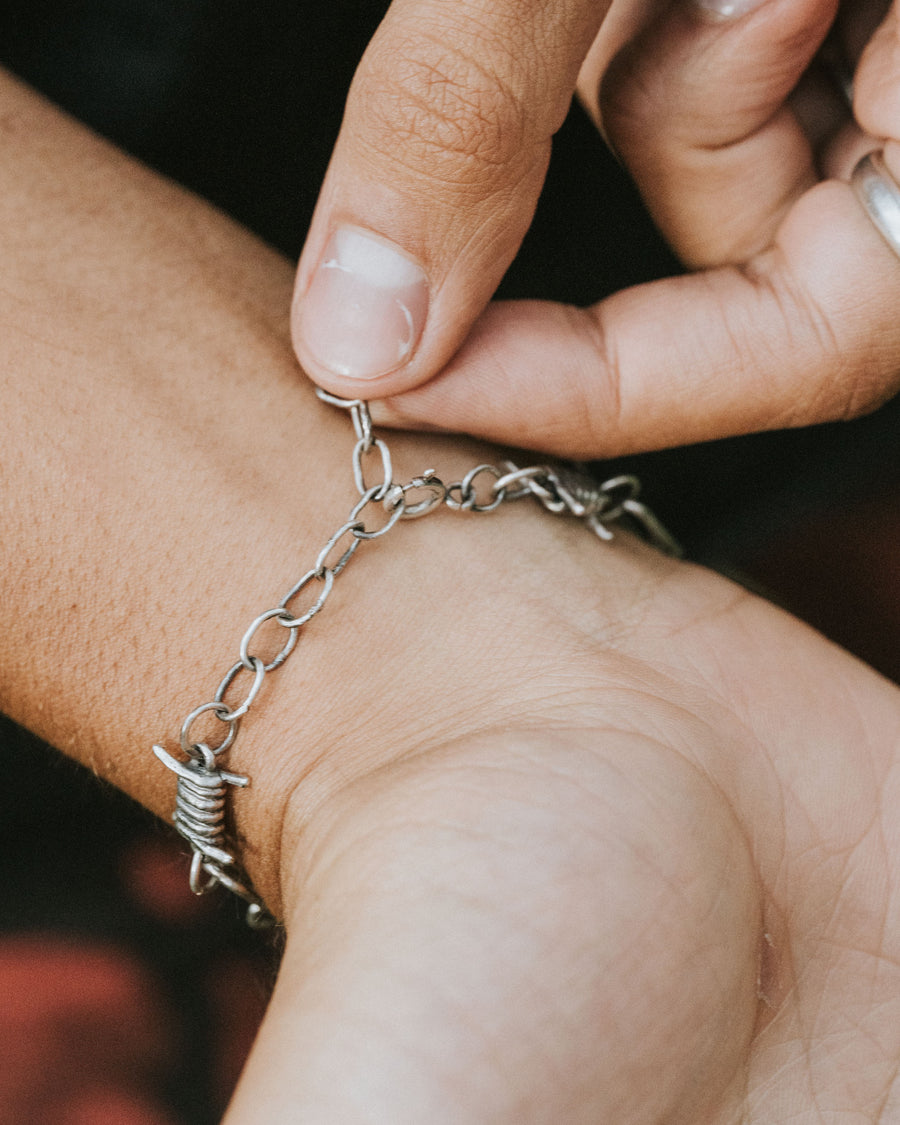 BARB WIRE BRACELET IN SILVER