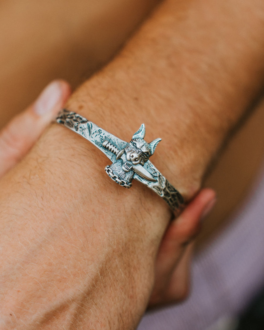 DOG & DAGGER CUFF IN SILVER