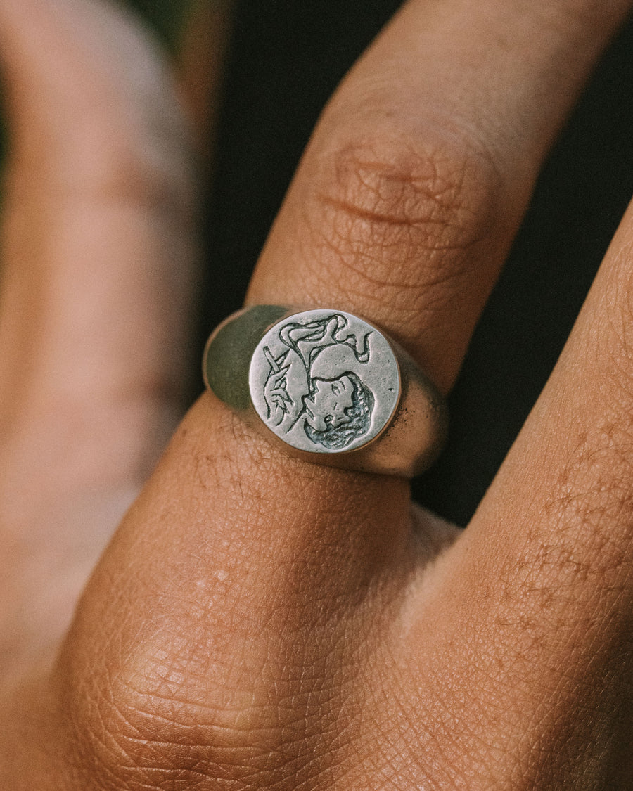 SMOKING GIRL RING IN SILVER