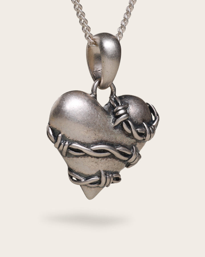 BARBWIRE HEART NECKLACE IN SILVER