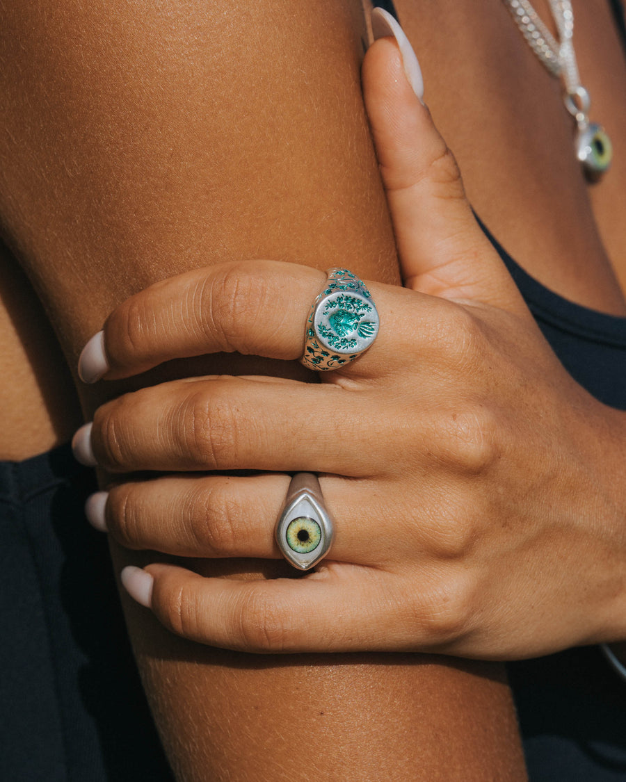 GREEN HEART SIGNET RING IN SILVER