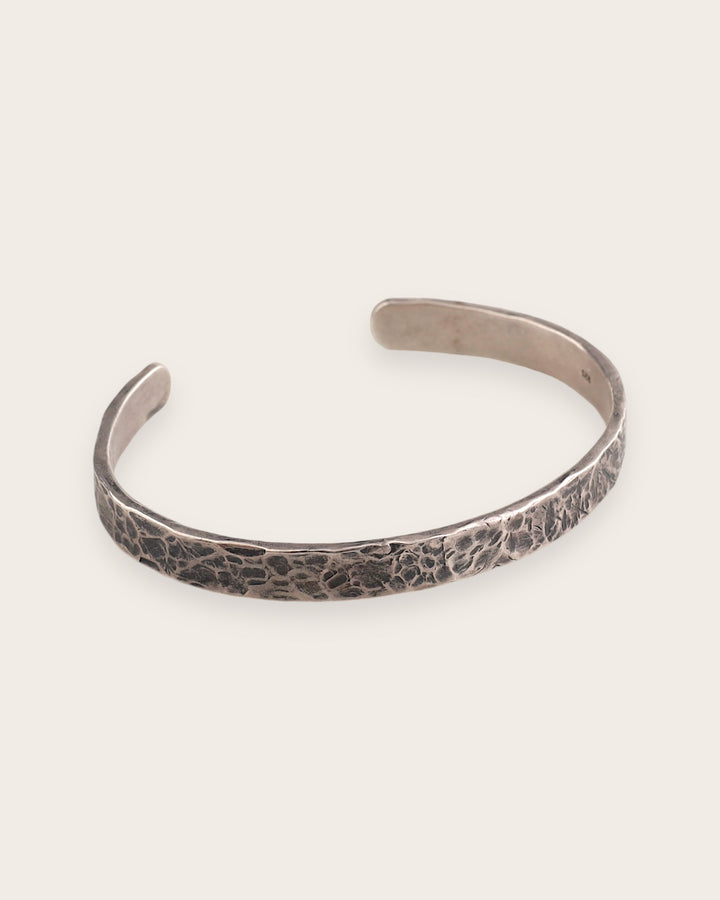 HAMMERED OXIDED CUFF IN SILVER