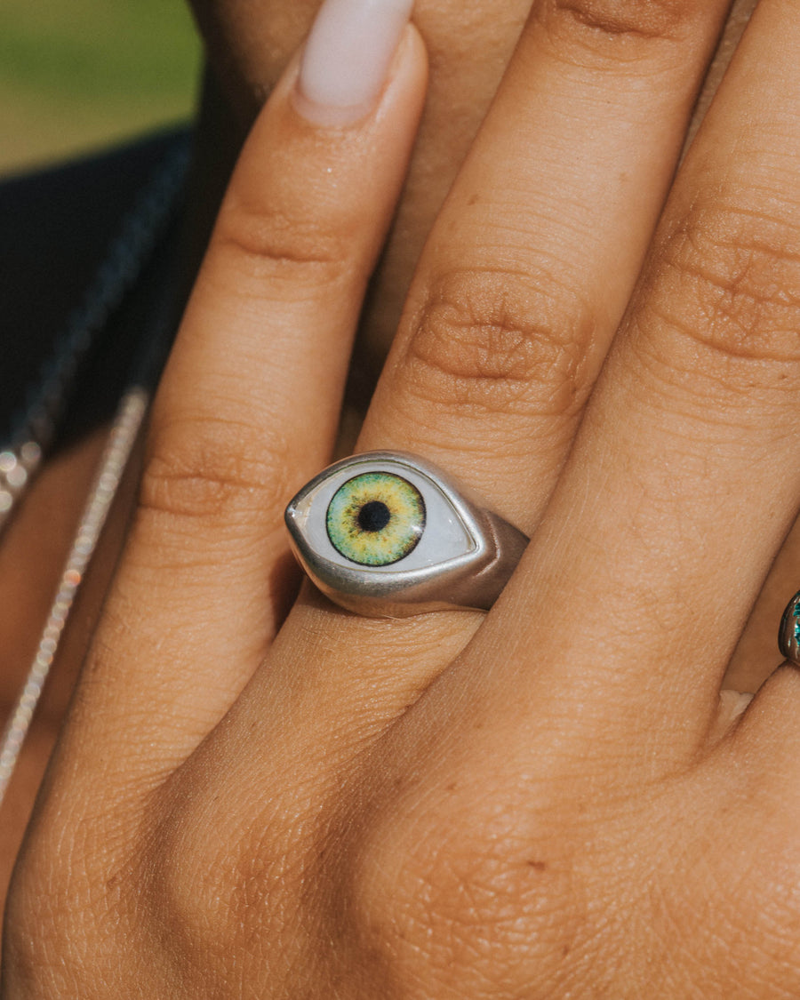 GREEN EYE RING IN SILVER