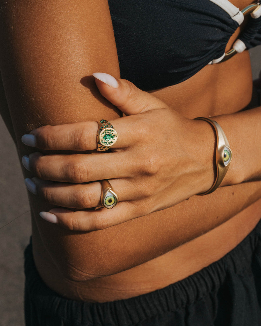 GREEN HEART SIGNET RING IN GOLD