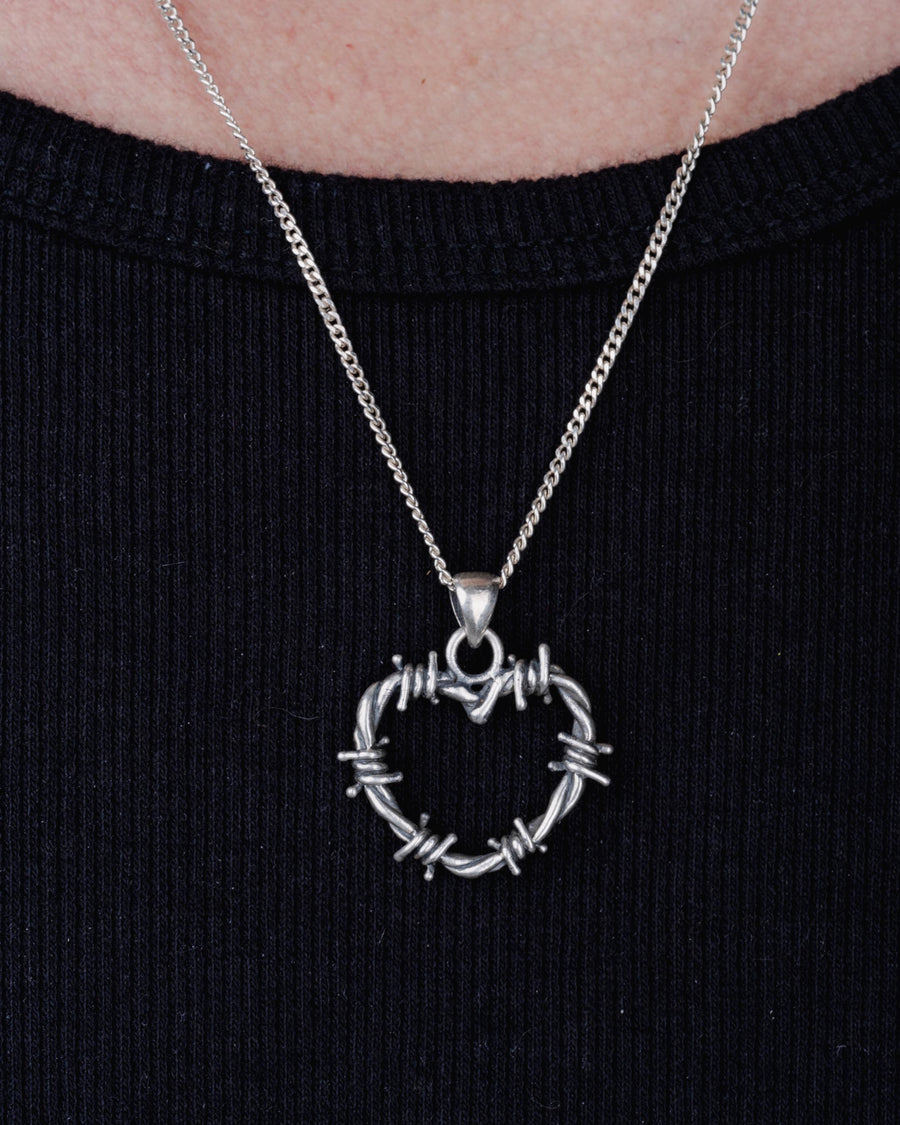 BARBWIRE HEART PENDANT