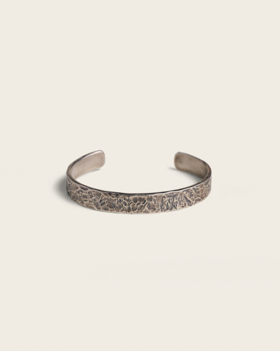 HAMMERED OXIDED CUFF IN SILVER