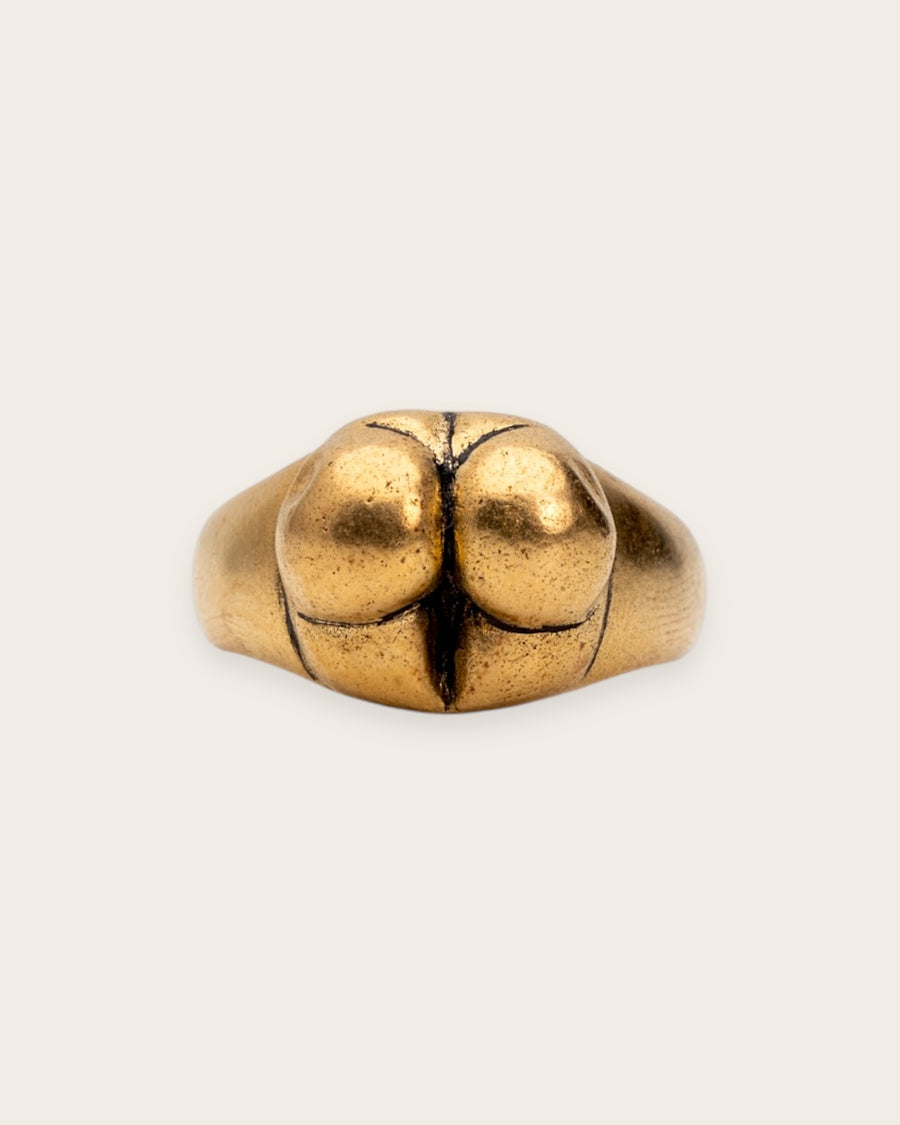 BUM SIGNET RING IN GOLD