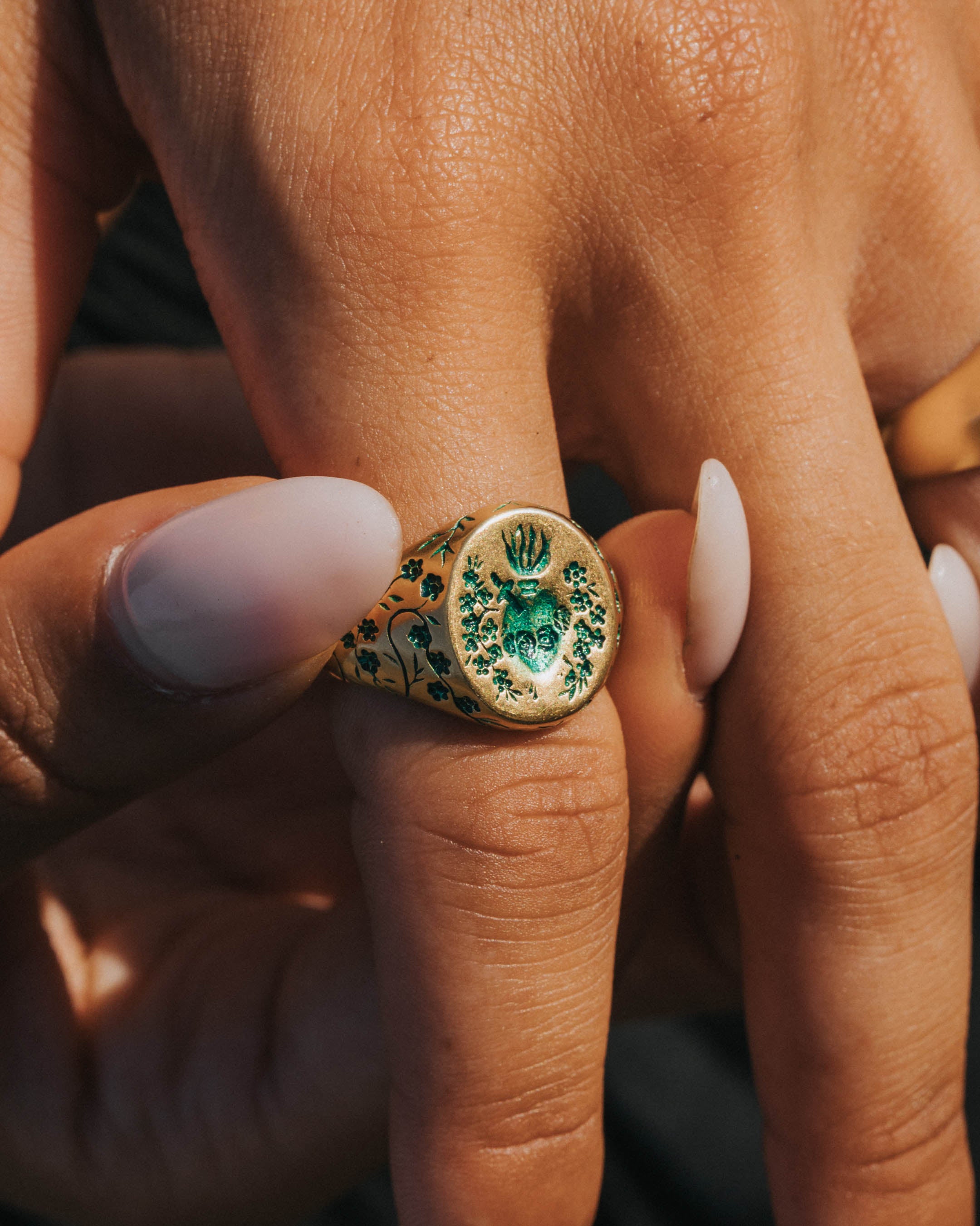 GREEN HEART SIGNET RING IN GOLD