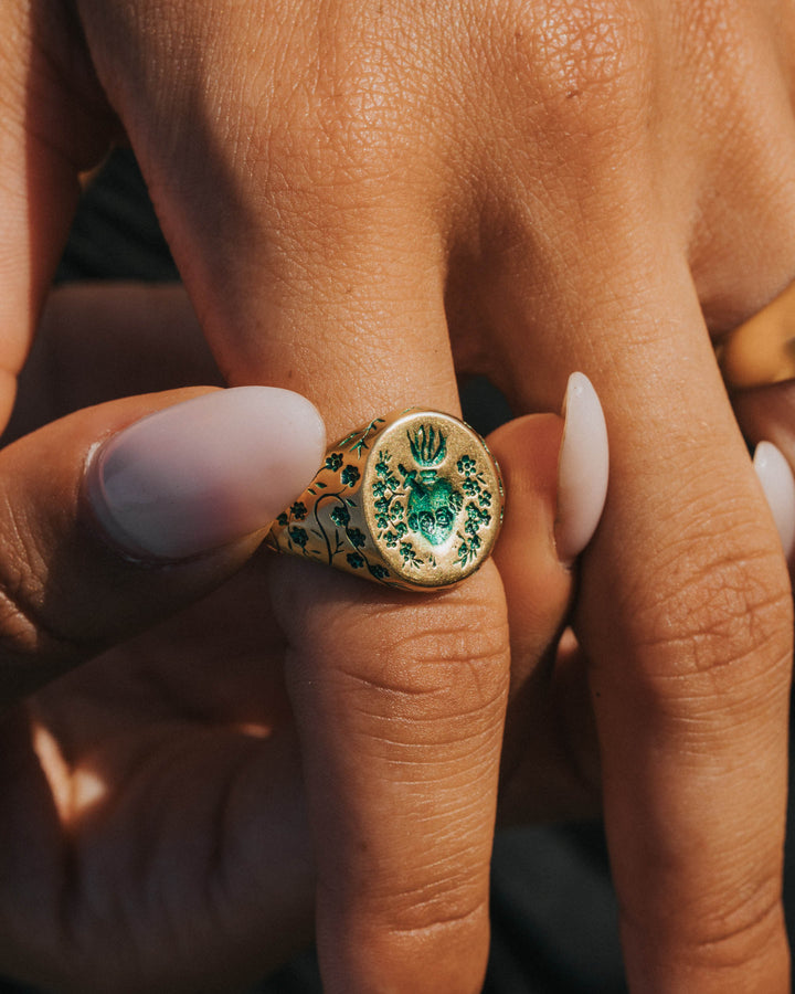 GREEN HEART SIGNET RING IN GOLD
