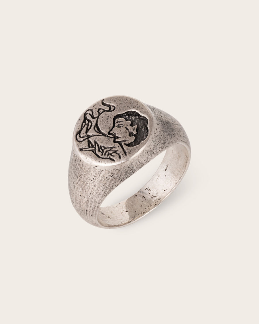SMOKING GIRL RING IN SILVER