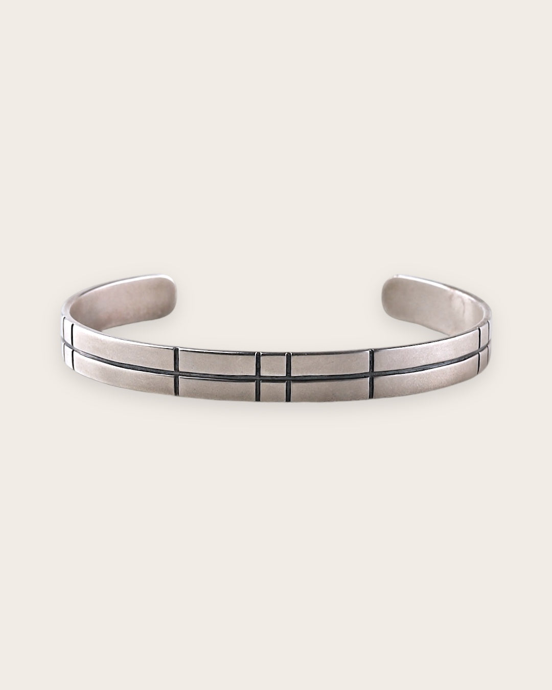 OXIDE LINE CUFF IN SILVER