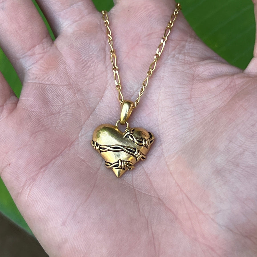 BARBWIRE HEART NECKLACE IN GOLD