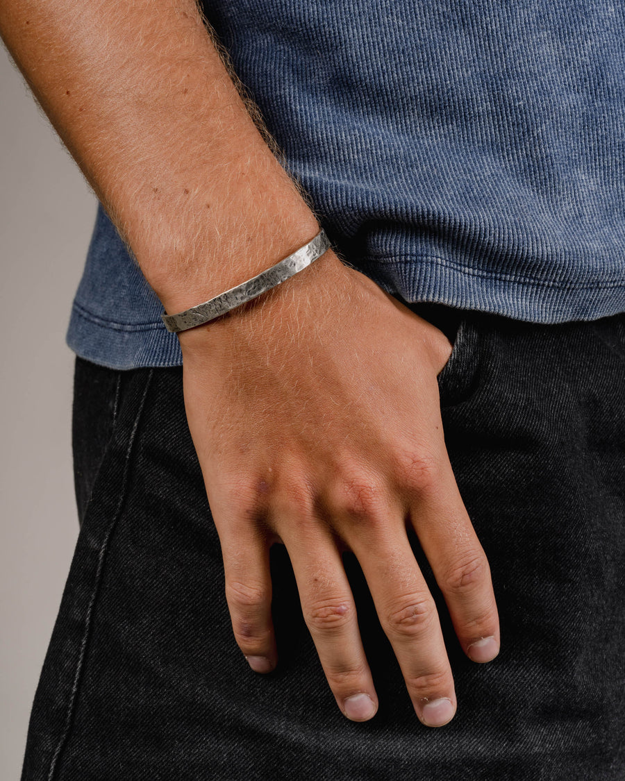 HAMMERED OXIDED CUFF IN SILVER