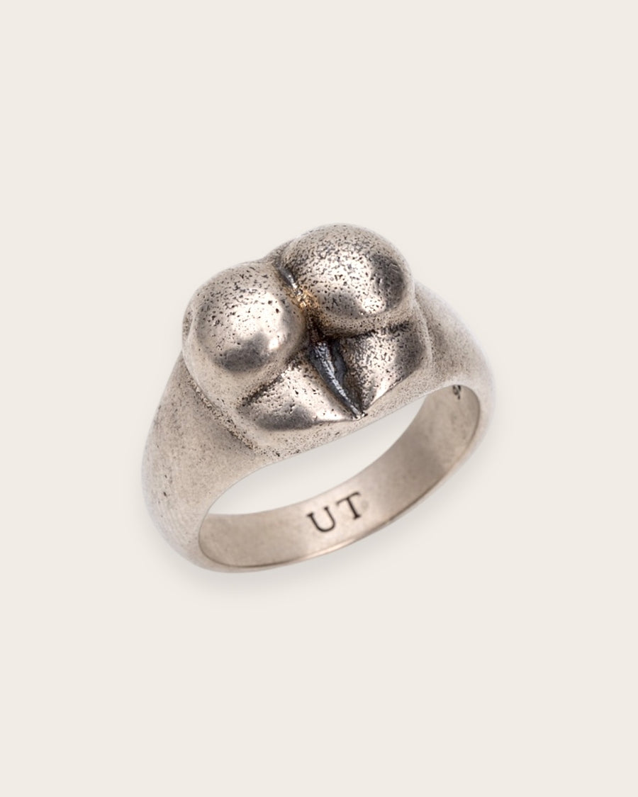 BUM SIGNET RING IN SILVER