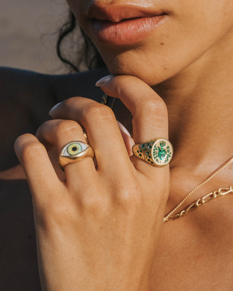 GREEN HEART SIGNET RING IN GOLD