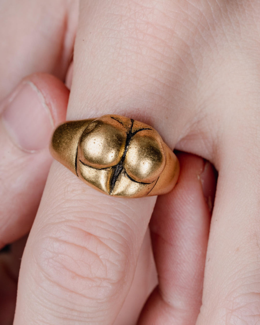 BUM SIGNET RING IN GOLD