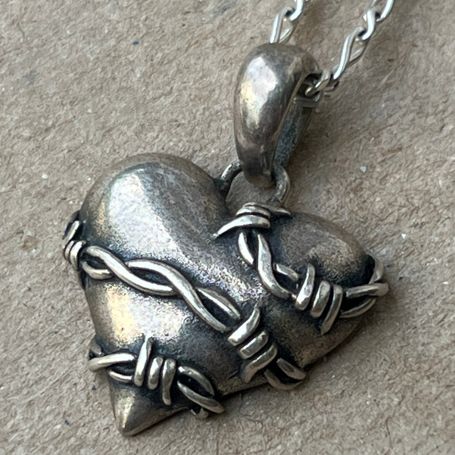 BARBWIRE HEART NECKLACE IN SILVER
