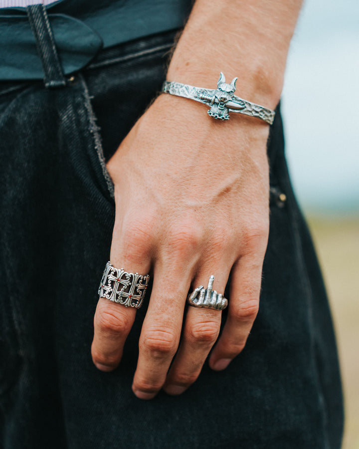DOG & DAGGER CUFF IN SILVER