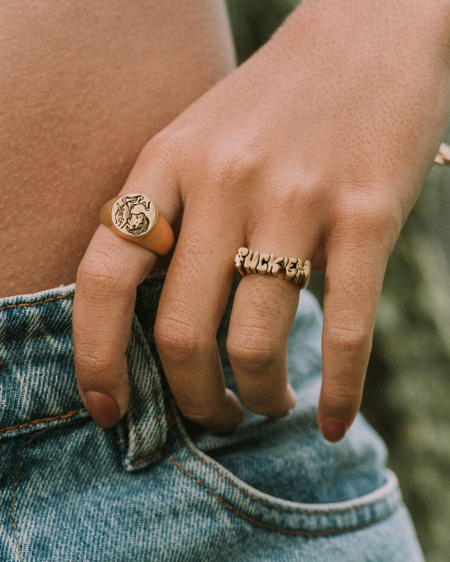 SMOKING GIRL RING IN GOLD