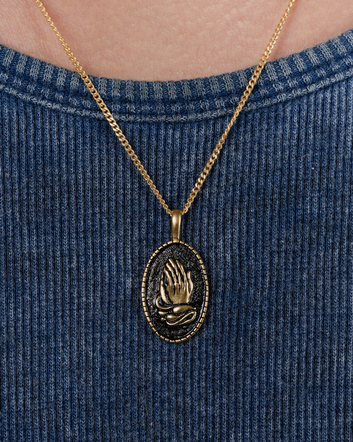 PRAY PENDANT IN GOLD