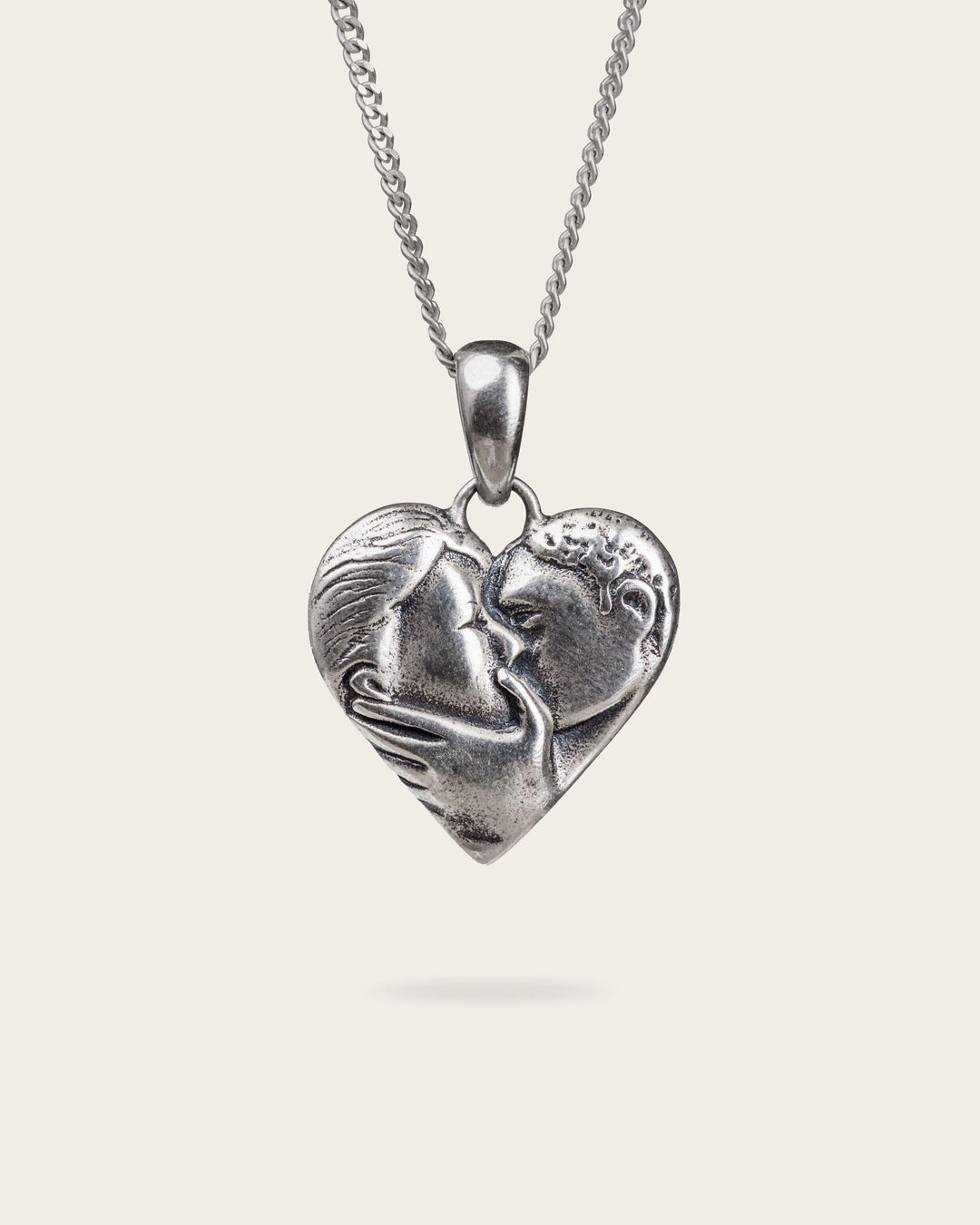 KISSING COUPLE PENDANT IN SILVER