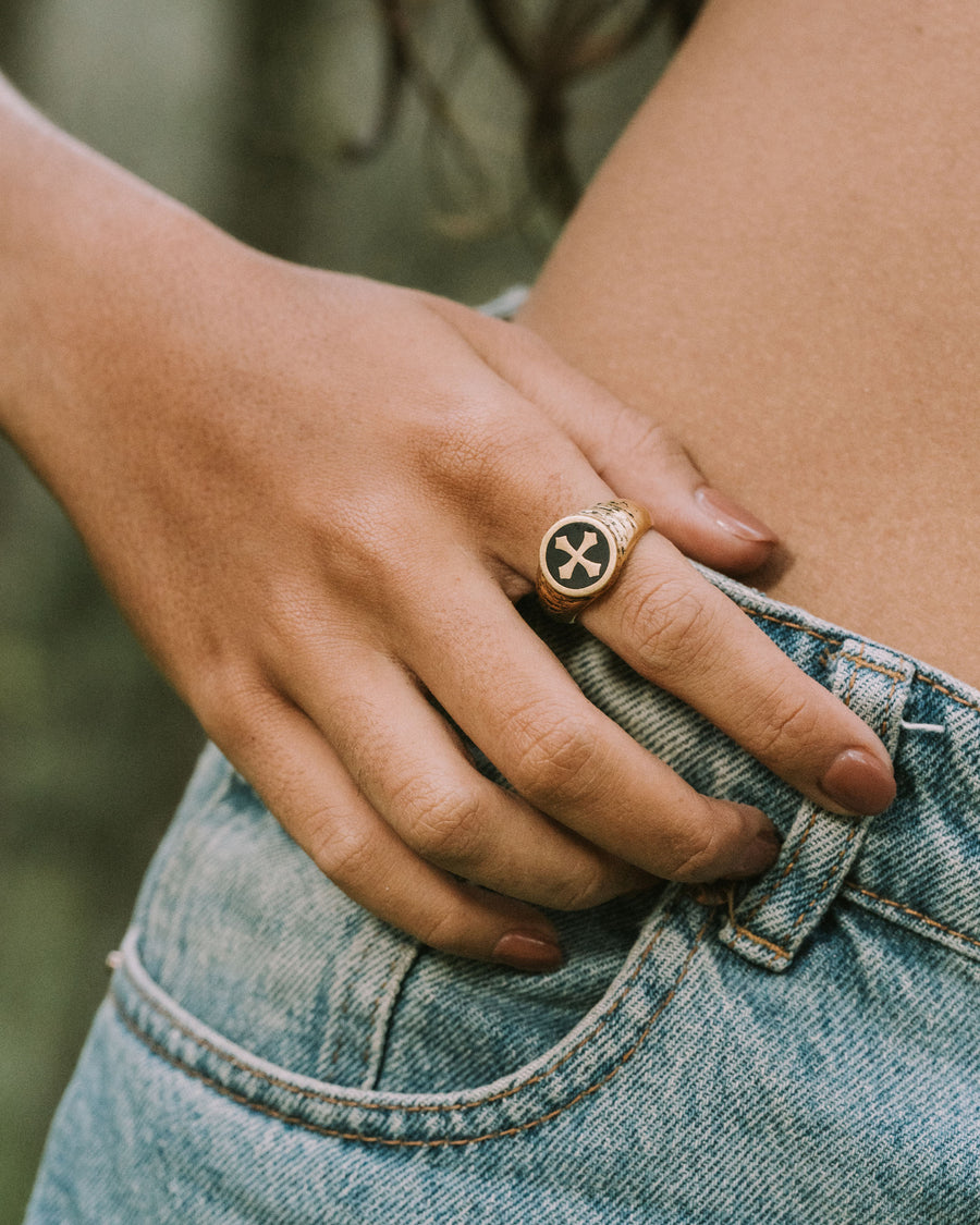 MIDNIGHT OYNX CROSS RING IN GOLD