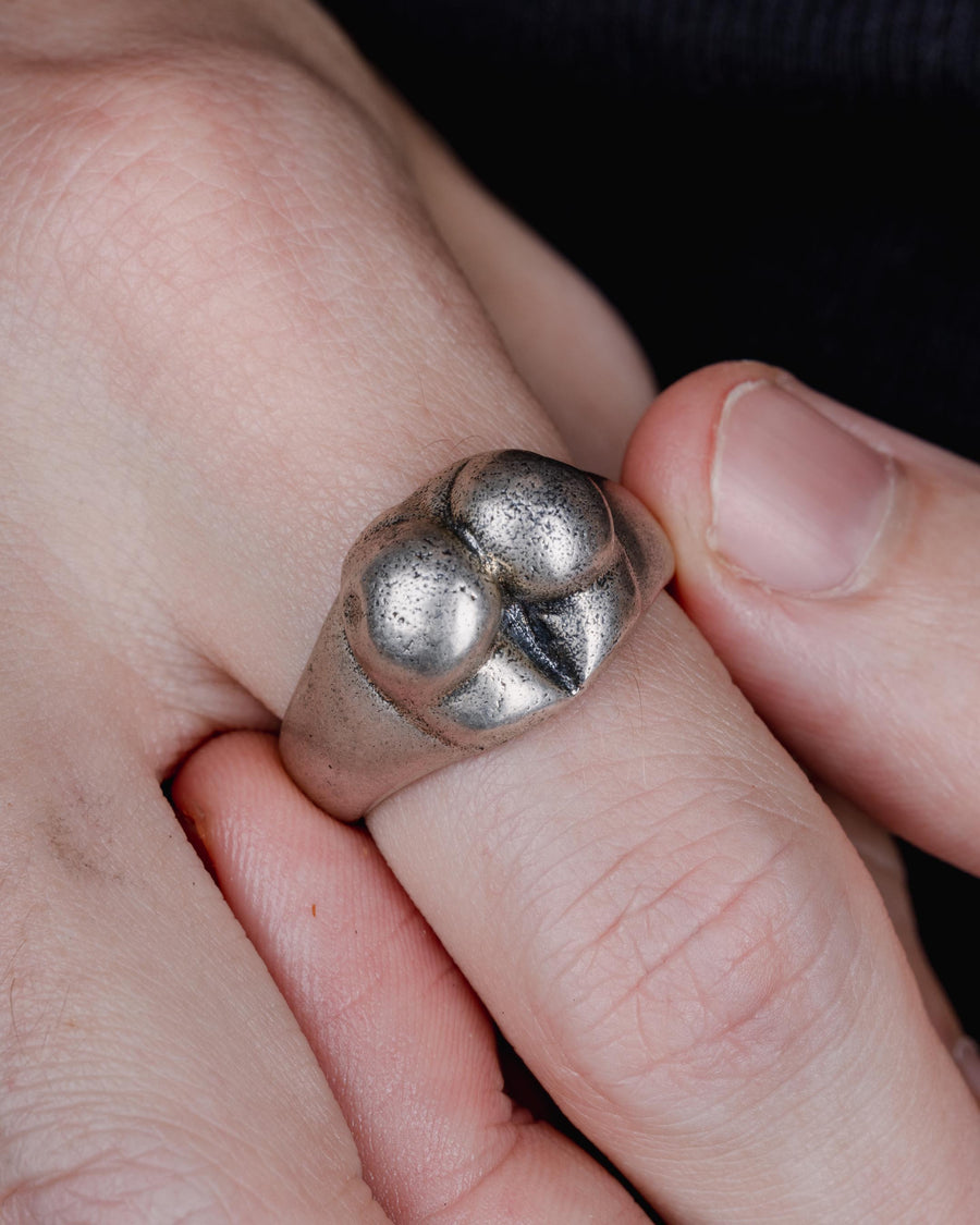 BUM SIGNET RING IN SILVER