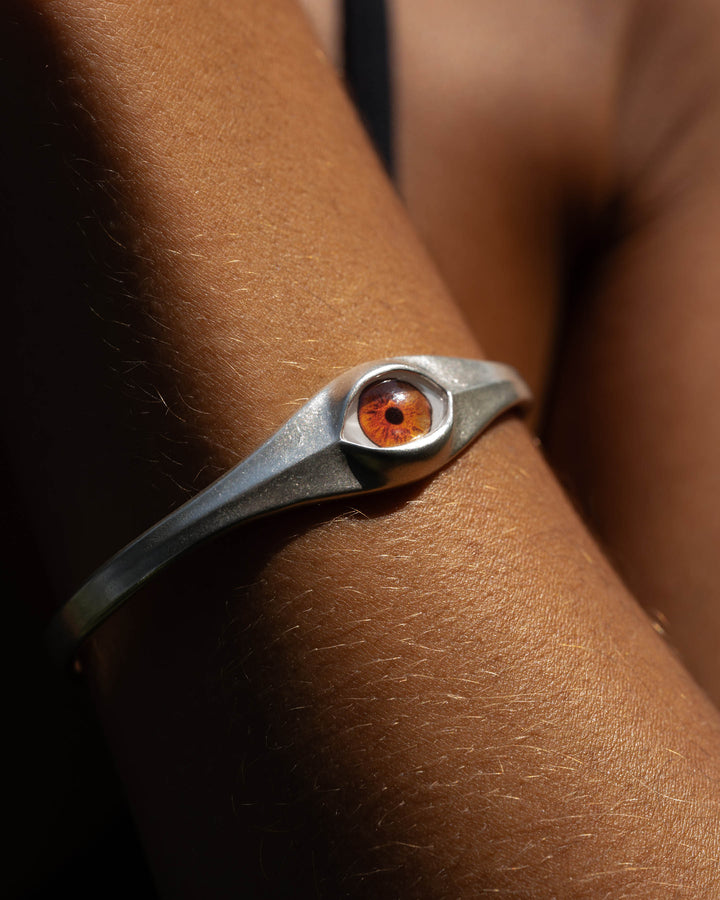 BROWN EYE CUFF IN SILVER