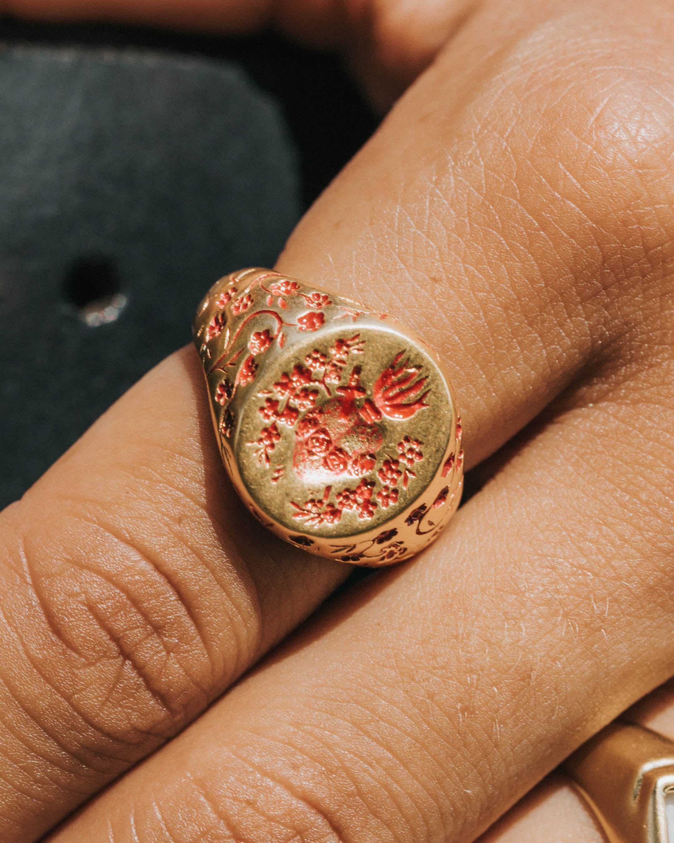 PINK HEART SIGNET RING IN GOLD