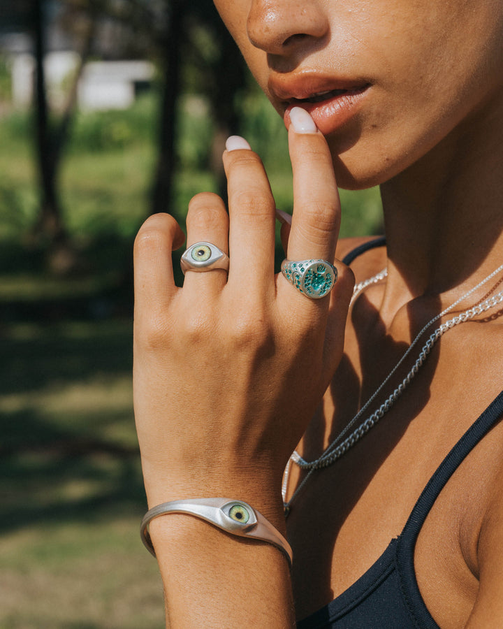 GREEN HEART SIGNET RING IN SILVER