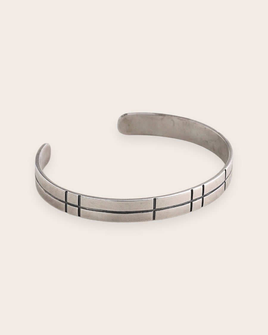 OXIDE LINE CUFF IN SILVER