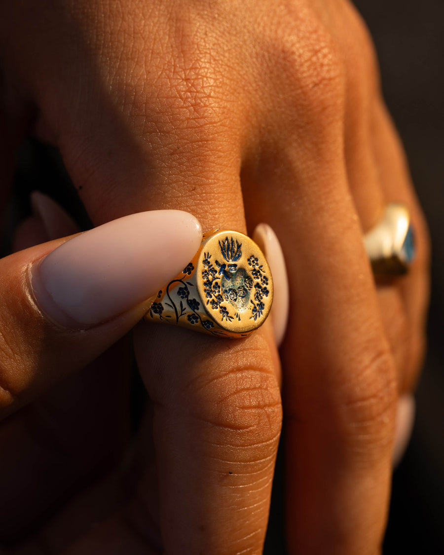 BLUE HEART SIGNET RING IN GOLD