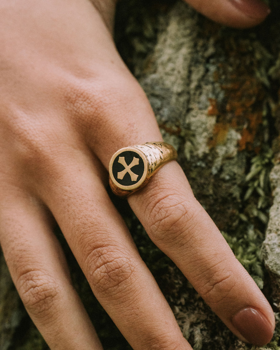 MIDNIGHT OYNX CROSS RING IN GOLD