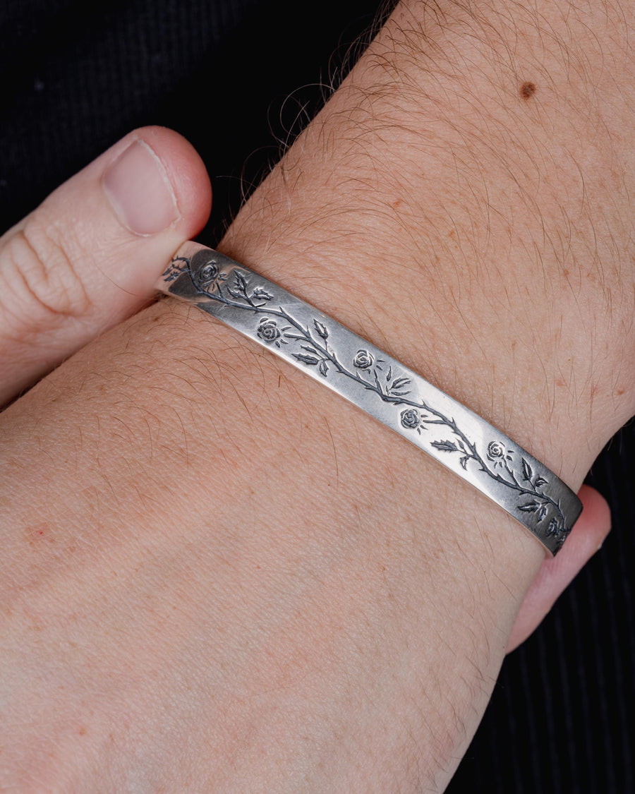 ENGRAVED ROSE CUFF IN SILVER