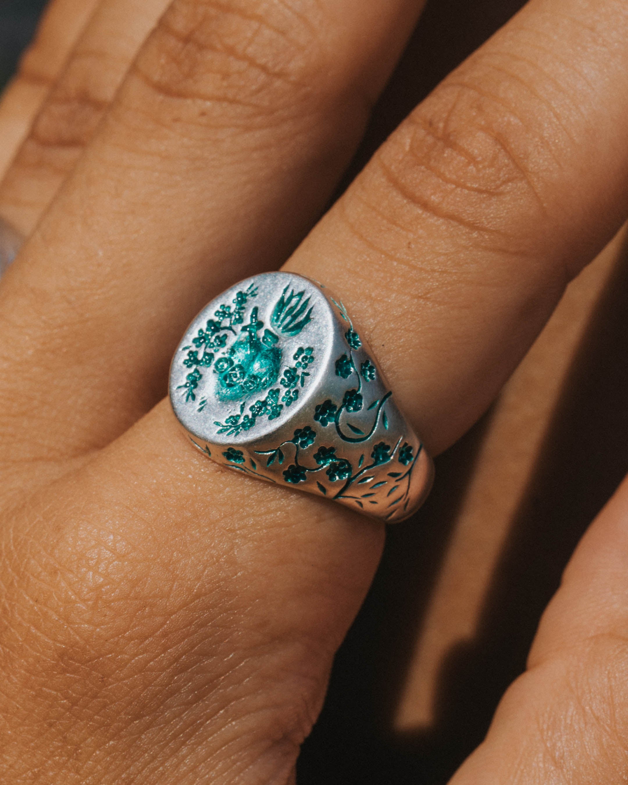 GREEN HEART SIGNET RING IN SILVER