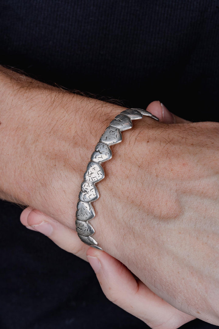 BROKEN HEART CUFF IN SILVER