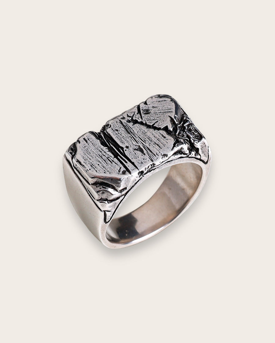 CRACKED RING IN SILVER