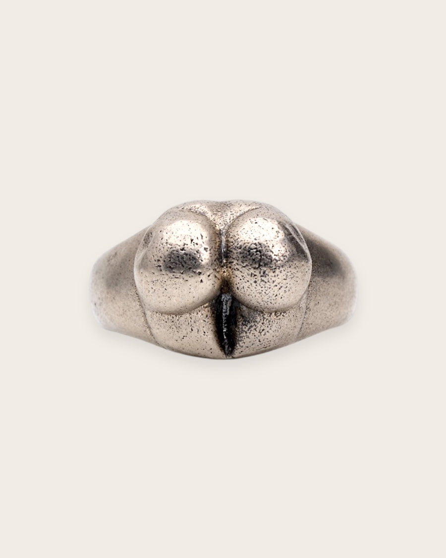 BUM SIGNET RING IN SILVER